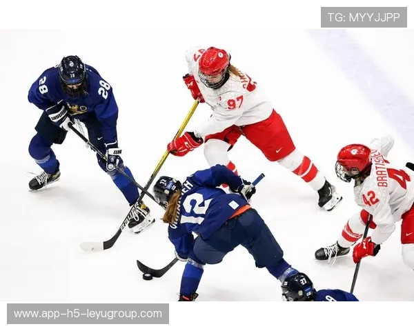 冰球比赛五分钟连进三球，观众尖叫