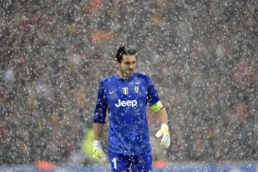 乐鱼体育登录-山东泰山迎来好消息，球员变动及主帅表态坦诚，山东泰山主力球员